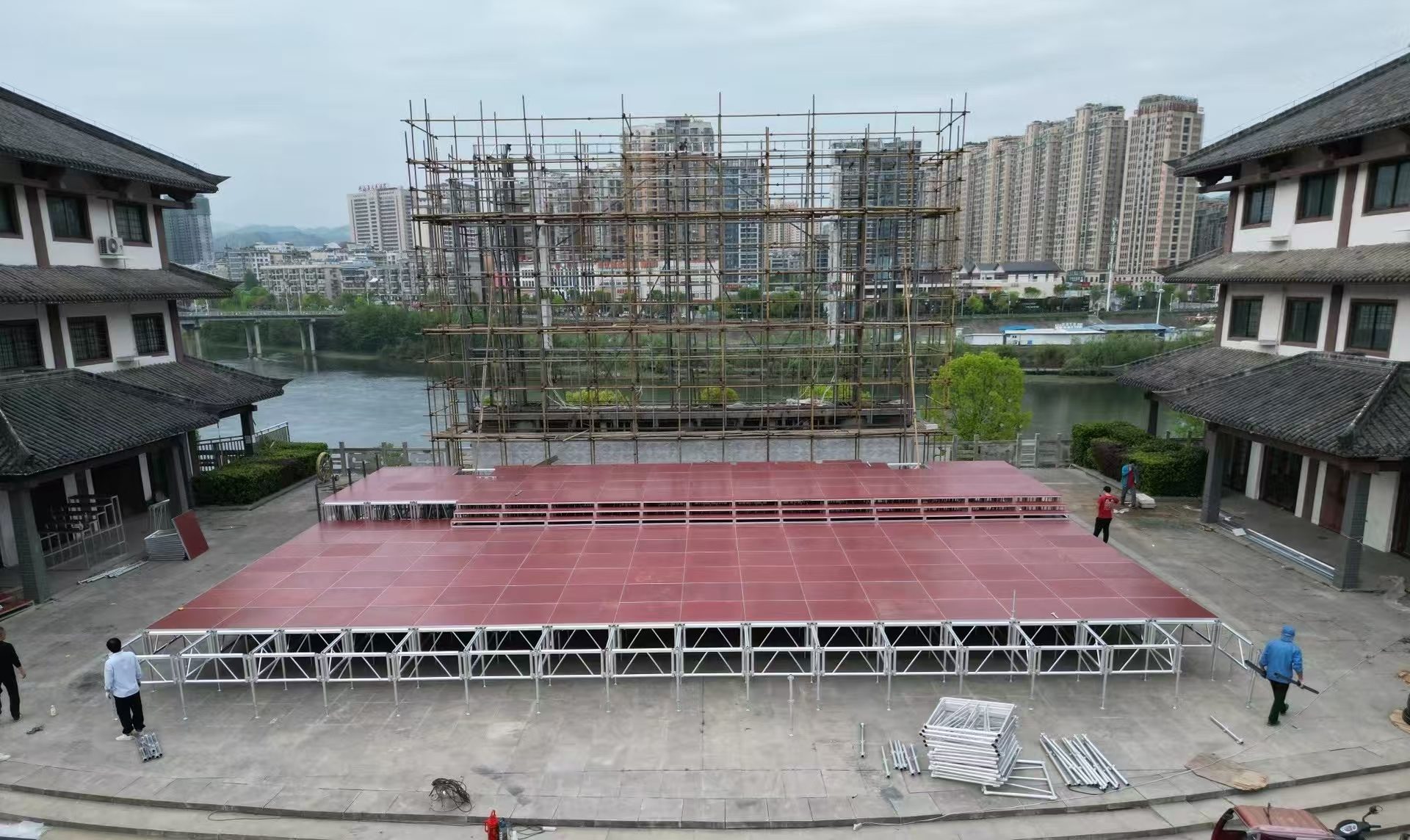 塑鑫旺‌福建塑鑫旺新能源有限公司2025年开年大作！足球纹PP塑料舞台板震撼登场！