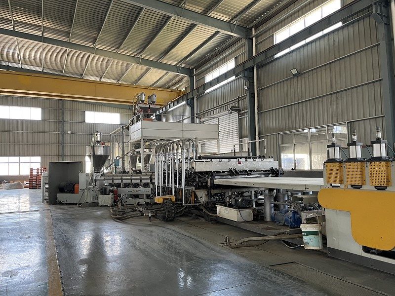 Suxinwang hollow plastic panel production equipment